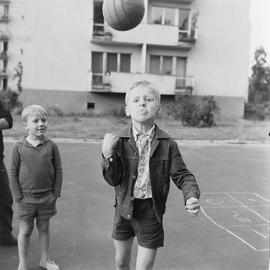 Chłopiec podbijający piłkę