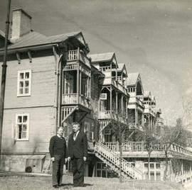 Józef Piotrowski z kolegą pod Sanatorium "Biały Orzeł".