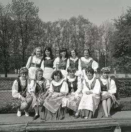 Zdjęcie kobiet w strojach ludowych