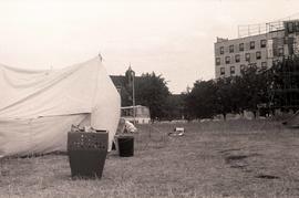 Namiot protestujących na pl. Dzierżyńskiego