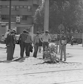 Zniszczona nawierzchnia w okolicach Placu Grunwaldzkiego