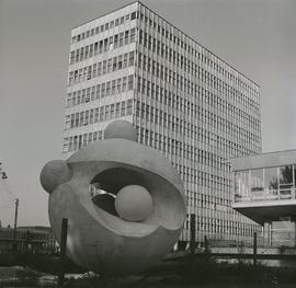 Wydział Chemii Uniwersytetu Wrocławskiego oraz rzeźba Atom