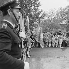 Złożenie kwiatów pod pomnikiem poległych kolejarzy