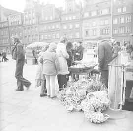 Sprzedaż wiklinowych koszyków na pl. Solnym we Wrocławiu