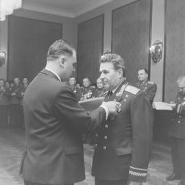 Bronisław Ostapczuk wręczający odznaczenie