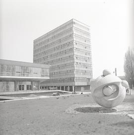 Wydział Chemii Uniwersytetu Wrocławskiego oraz rzeźba Atom