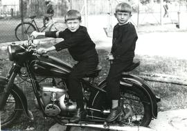 Synowie Jana Wargockiego na motorze