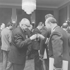 Bolesław Iwaszkiewicz wznoszący toast