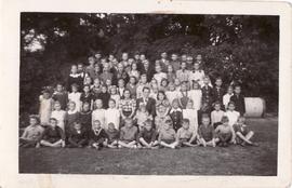 Uczniowie szkoły w Siekierowicach w 1948 roku