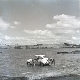 Mycie samochodu w jeziorze