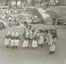 Występy zespołów folklorystycznych w amfiteatrze w Leśnicy w ramach Fabrycznego maja podczas XXI ...