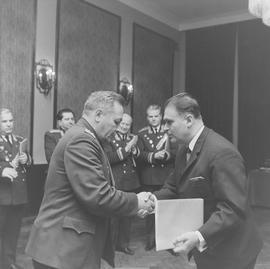 Bronisław Ostapczuk wręczający odznaczenie