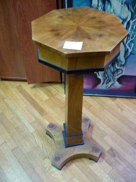 Stoliczek ośmiokątny